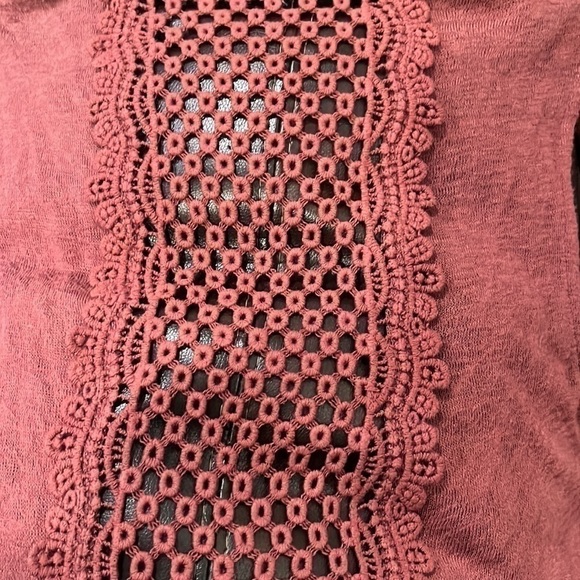 Crochet back sleeveless cardigan - Picture 5 of 6